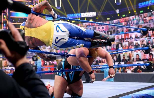 Un duelo de tamaños en WWE SmackDown