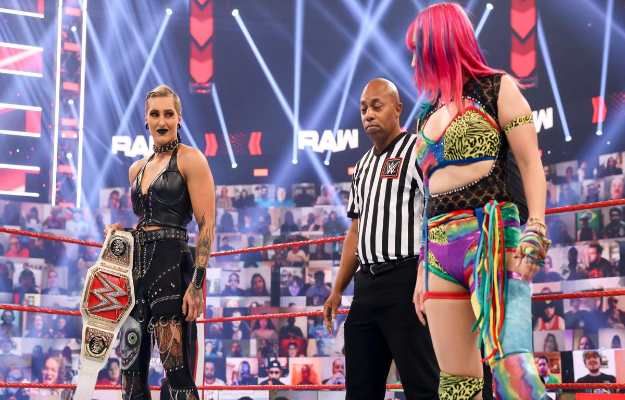 Rhea Ripley celebra su campeonato en WWE Raw