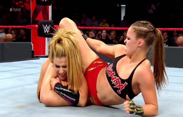 Discusión de Natalya y Ronda Rousey en Twitter