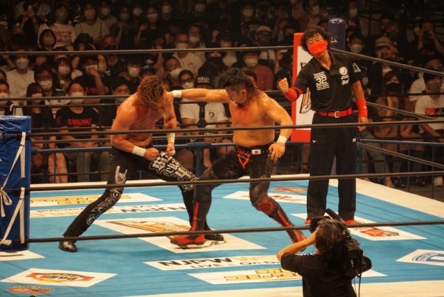 Shingo Takagi golpeando a Juice Robinson
