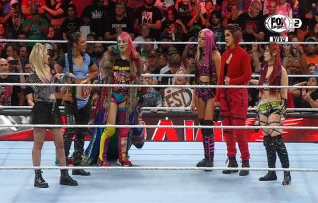 Lucha de equipos femeninos en WWE Clash at the Castle