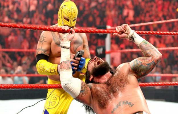 Rey Mysterio aún conserva el cabello de CM Punk