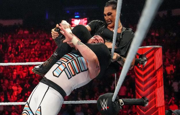 Rhea Ripley ataca a Dominik Mysterio WWE