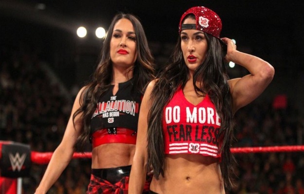 The Bellas responden a su polémica con WWE RAW 30