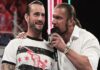 CM Punk presente en el backstage de WWE RAW