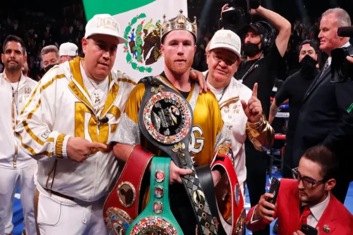 CANELO ALVAREZ WWE Canelo Lvarez Posa Con Los Cintu