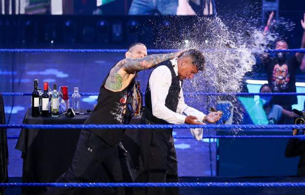 Un brindis en WWE SmackDown