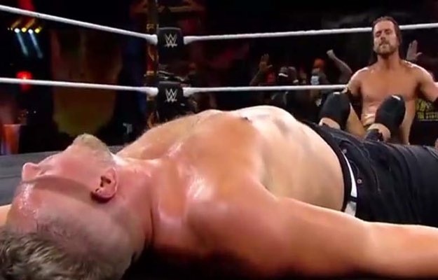 Adam Cole arremete contra Pat McAfee tras su victoria en NXT Takeover