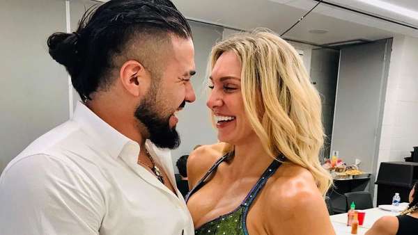 Andrade desmiente los rumores de ruptura con Charlotte Flair