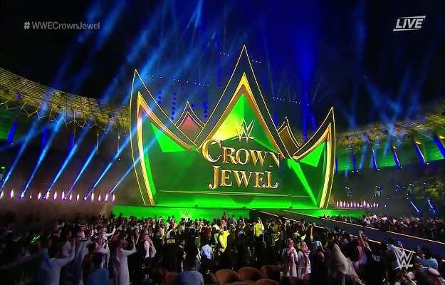 Asi va la construcción del escenario de Crown Jewel