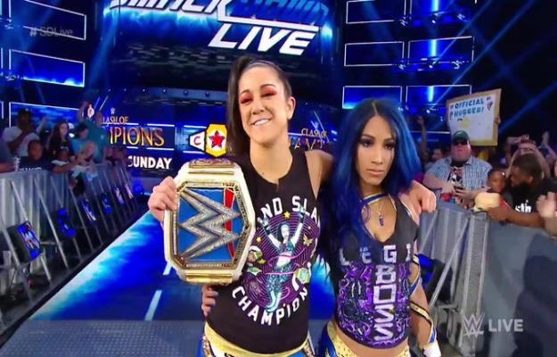 Bayley y Sasha Banks atacan a Charlotte Flair en Smackdown Live