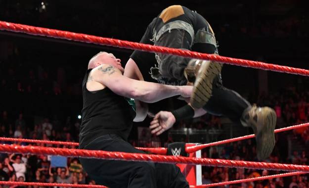 Brock Lesnar aparece en WWE RAW y ataca a Braun Strowman
