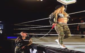 Carmella en el show de Smackdown en Rio Rancho