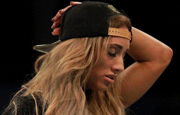 Carmella sufrió una herida en la cabeza durante un WWE Live