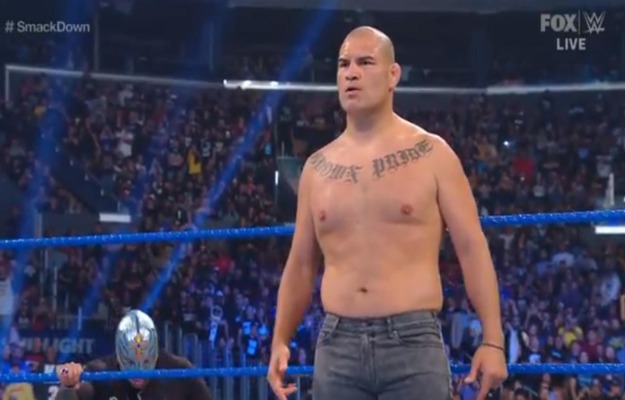 Caín Velásquez ataca a Brock Lesnar tras ganar el WWE Championship en SmackDown