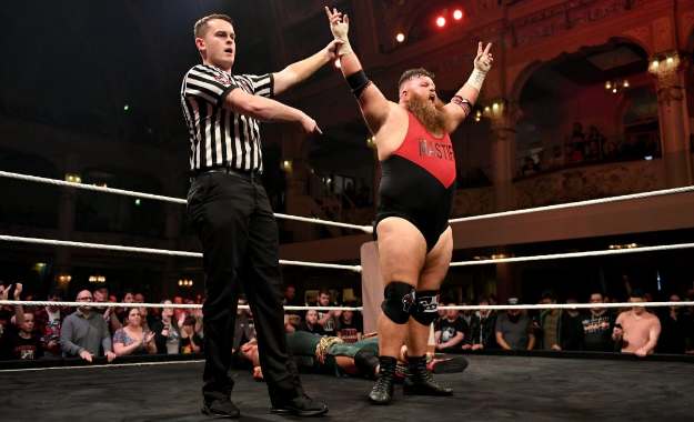 Dave Mastiff sigue con su invicto en NXT UK Takeover