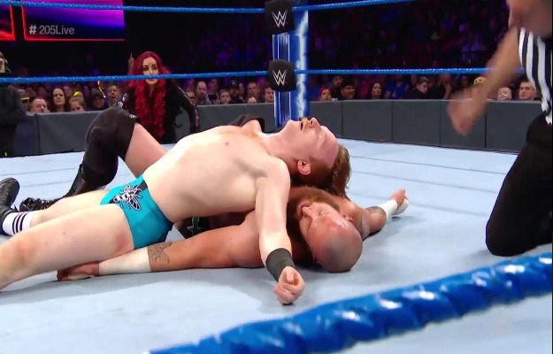Jack Gallagher derrota a Mike Kanellis en el show de WWE 205 Live