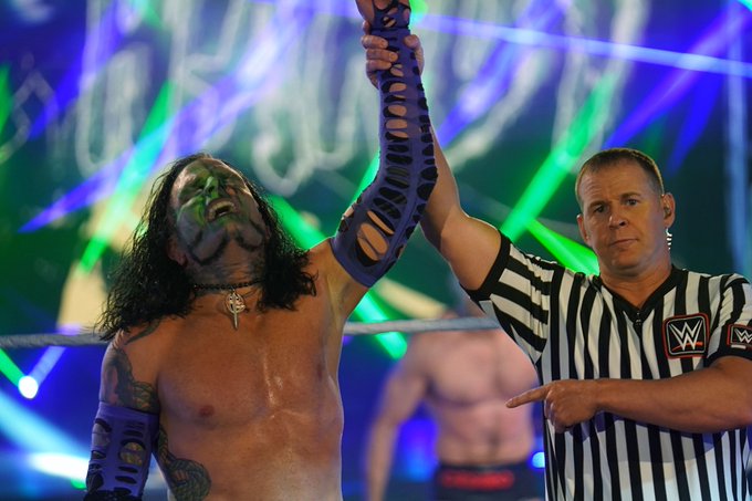 Jeff Hardy vence a Cesaro en el Kickoff