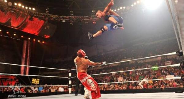 John Cena entrenando a Domink Mysterio en WWE