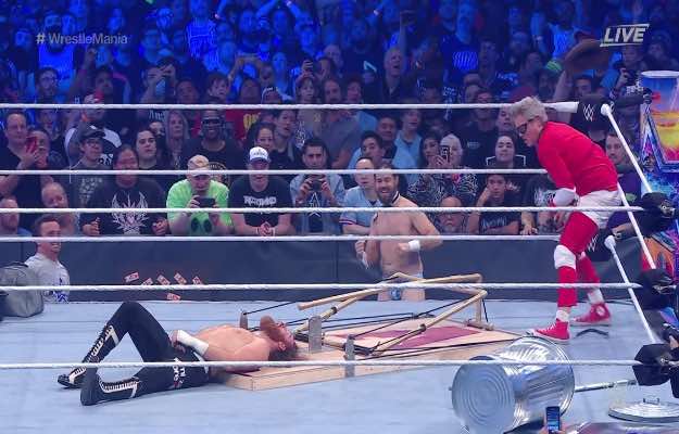 Johnny Knoxville derrota a Sami Zayn en WrestleMania 38