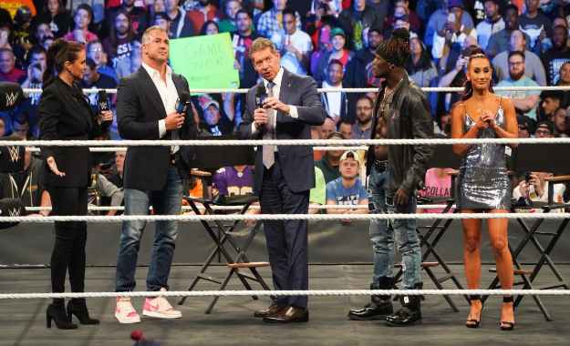 La familia McMahon abre SmackDown 1000