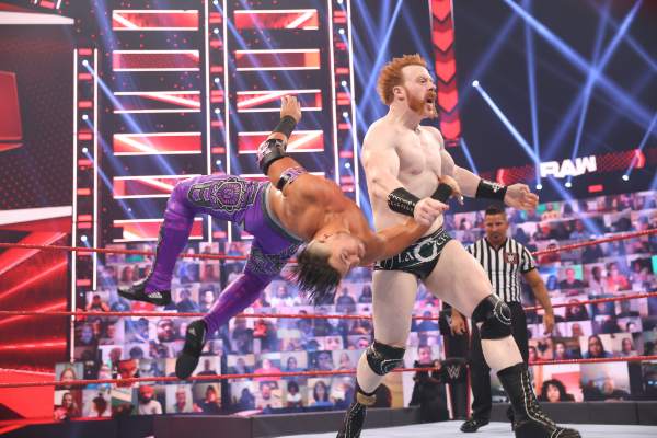 Le parten la nariz al luchador de WWE Sheamus en RAW