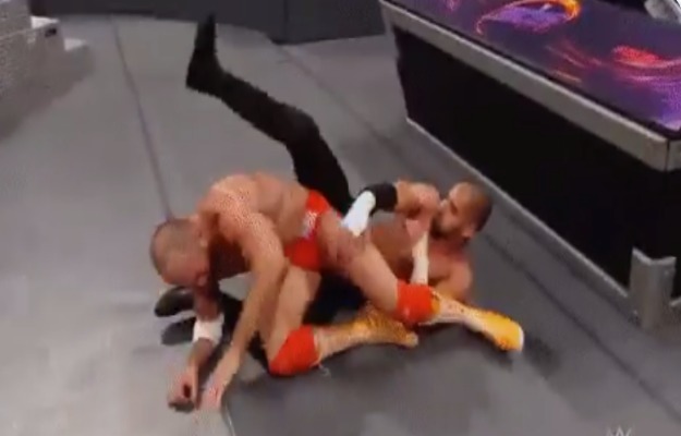 Oney Lorcan vence a Ariya Daivari en WWE 205 Live