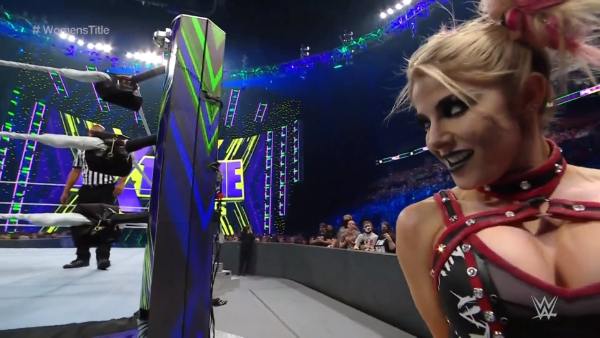 Peacock corta la entrada de Alexa Bliss y enloquece a los fans de WWE