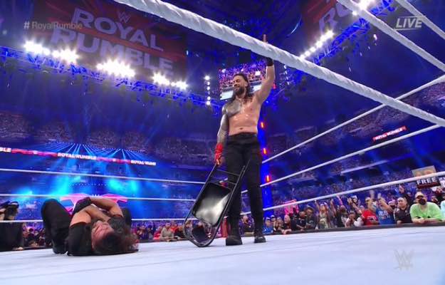 Roman Reigns retiene el título universal por descalificaición en WWE Royal Rumble 2022
