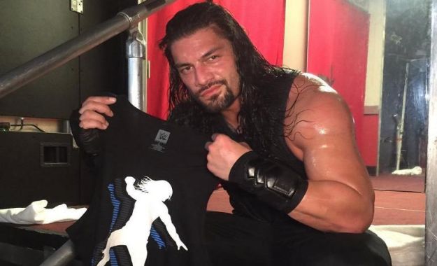 Roman Reigns presente en el Backstage de WWE RAW