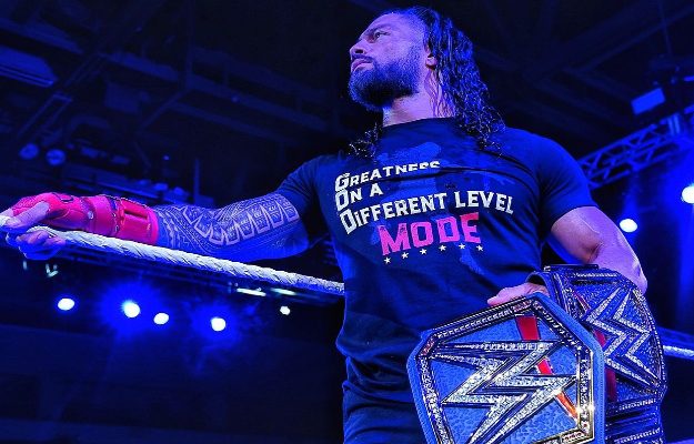 Roman Reigns rompe el personaje en un WWE Live Show