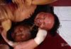 Samoa Joe ataca a Kofi Kingston durante WWE RAW