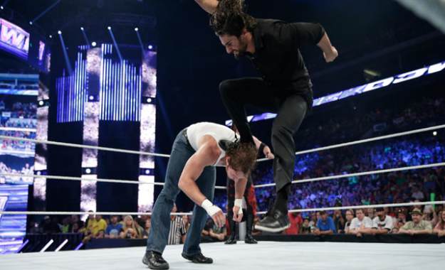 Seth Rollins aplica un curb stomp a Dean Ambrose en un live show y se queda en el ring durante 15 minutos