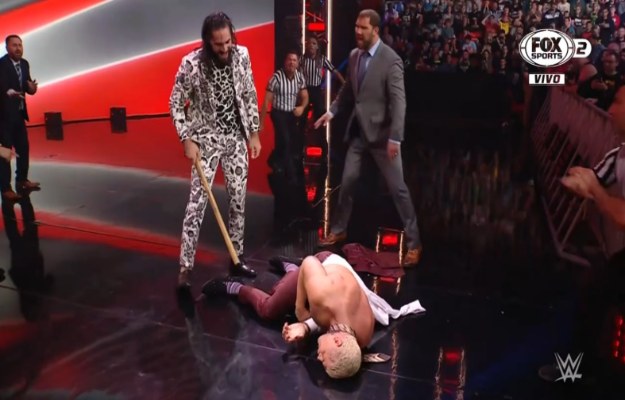Seth Rollins ataca a Cody Rhodes