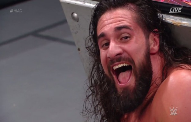 Seth Rollins derrota a Cesaro en Hell in a Cell
