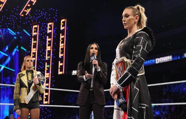 Sonya Deville golpear a Charlotte Flair