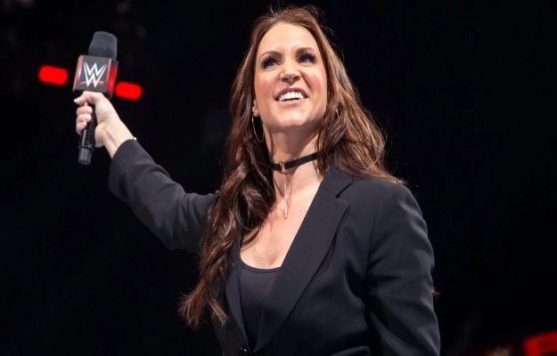 Stephanie McMahon felicita a los y las participantes de Royal Rumble