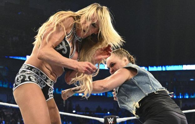 Vergonzoso botch entre Charlotte Flair y Ronda Rousey