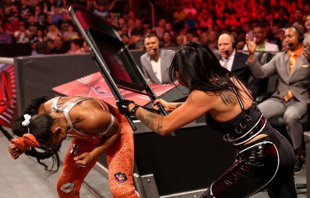 WWE Hall of Fammer defiende la actuación y conducta de Sonya Deville