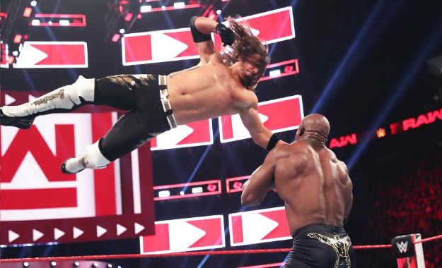 WWE RAW se viste de azul