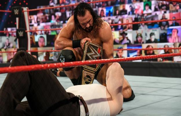 Drew recibe su vacuna en WWE Raw
