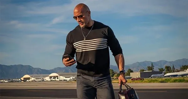 ¡The Rock la vuelve a liar con sus fans!