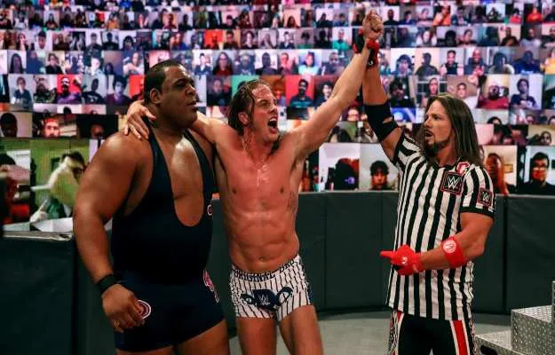 030_RAW_11092020EJ_13483--d8f4d46870ac0c5131a566442f9b257d Riddle saca los colores en WWE Raw