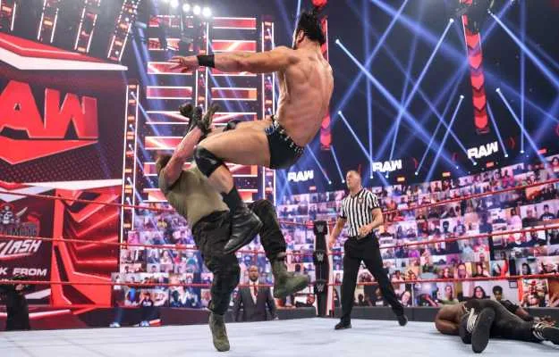 El triángulo de las bermudas en WWE Raw