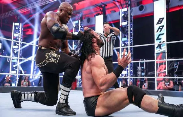 Bobby Lashley y su oponente en Hell in a Cell