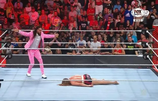 Seth Rollins ataca a Riddle Seth Rollins ataca a Riddle