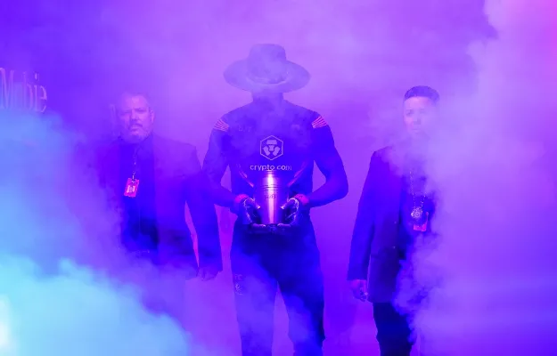 Campeón de UFC rinde tributo a The Undertaker en su entrada Campeón de UFC rinde tributo a The Undertaker en su entrada