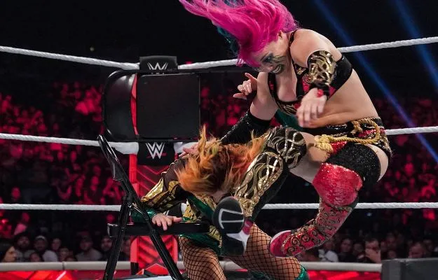 Vince Russo halaga el trabajo de Becky Lynch y Asuka en RAW y MITB