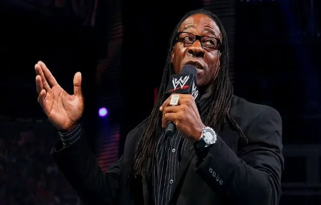 Booker T afirma que WWE RAW tiene ventaja sobre AEW