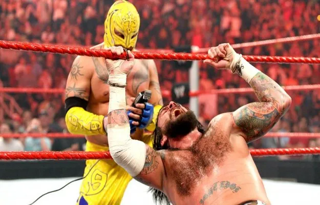 Rey Mysterio aún conserva el cabello de CM Punk Rey Mysterio aún conserva el cabello de CM Punk